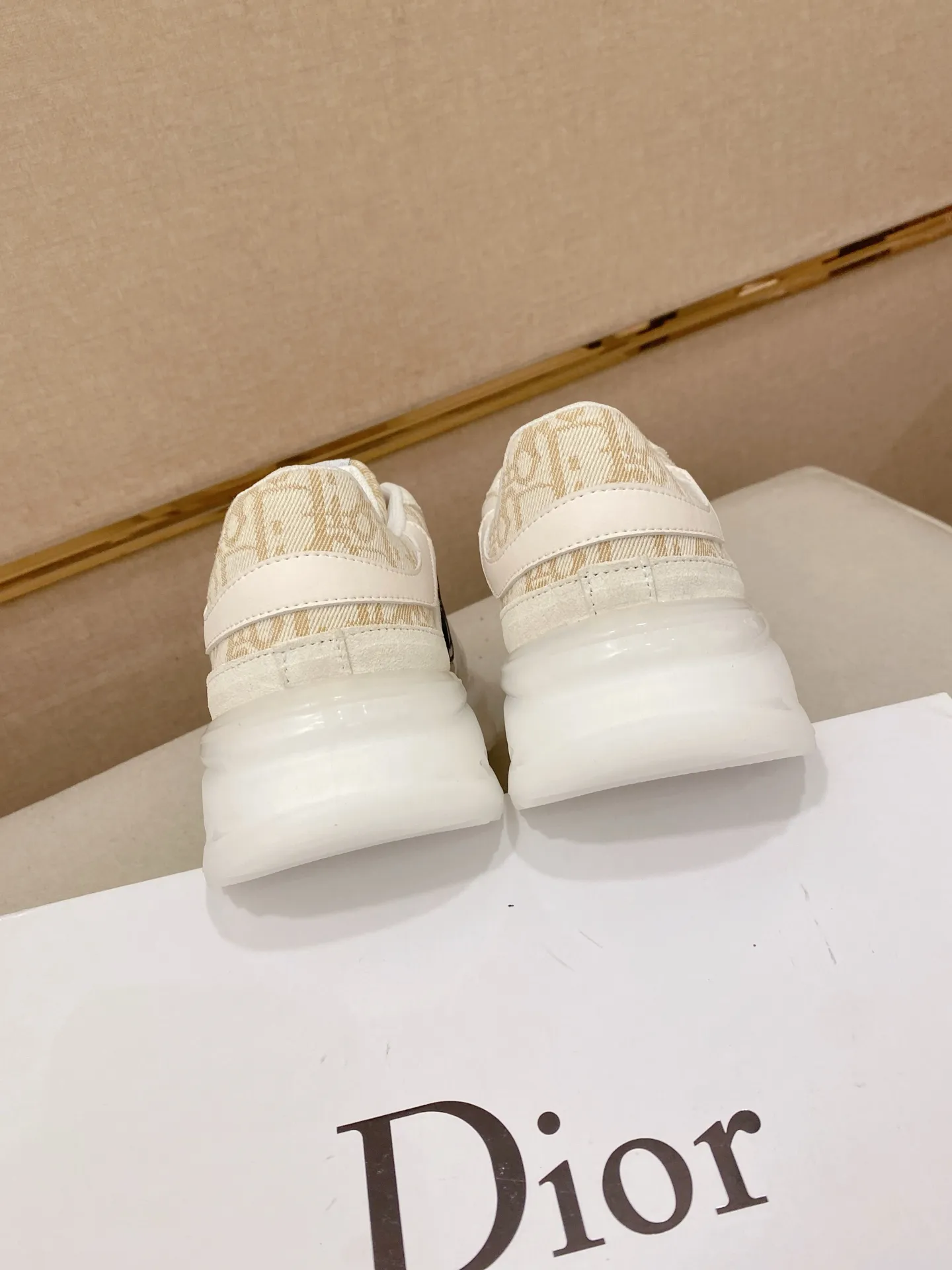 Men's shoes💰 462💰🇮🇹🇮🇹Dior d The new model is on sale at the same time at the counter. The upper 🇮🇹 is imported Italian first-layer cowhide, and the lining is fully imported sheepskin 💪💪. It is a complete 1⃣️ to 1⃣️ replica 🇮🇹💪💪, ⚠ Sole: The original sole is specially provided by the original factory. The exclusive movable molded sole is super comfortable. ⚠Original factory single goods, 🔍🔍high quality, you can enter and leave the counter at will, welcome to compare⚠. Code number:38-44